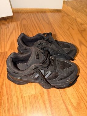 LIKE NEW All-Black Athletic Sneakers - Mesh & Suede